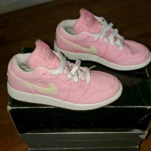Air Jordan's 1 Mid Pink Size 6Y in the box

Cond